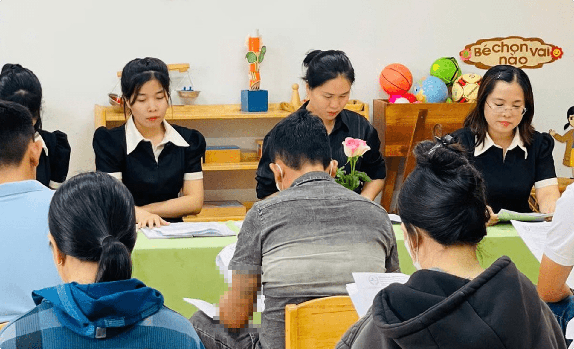 Phụ huynh liên hệ tư vấn và đánh giá ban đầu